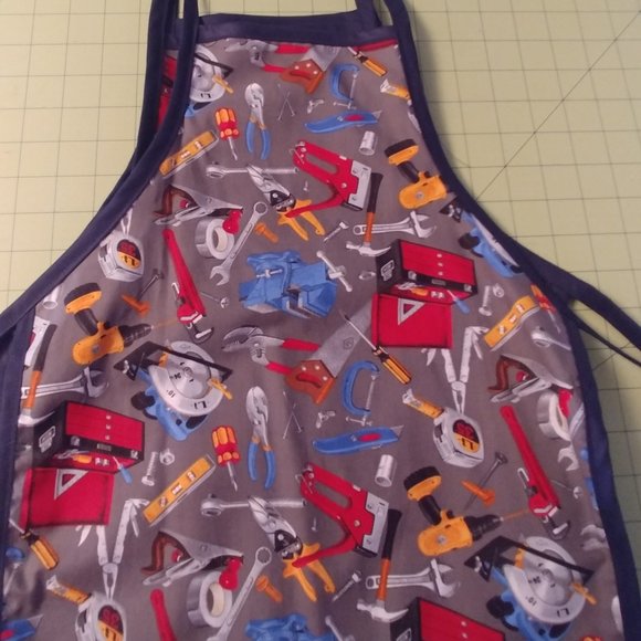New Carpenter Print with tools kids aprons - Picture 1 of 1